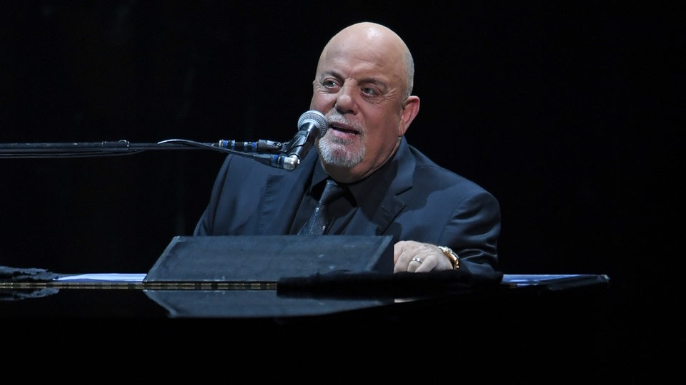 Billy Joel am Flügel auf der Bühne 2020 in Florida.