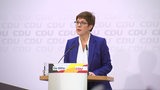 Die Politikerin Annegret Kramp-Karrenbauer auf einer Pressekonferenz