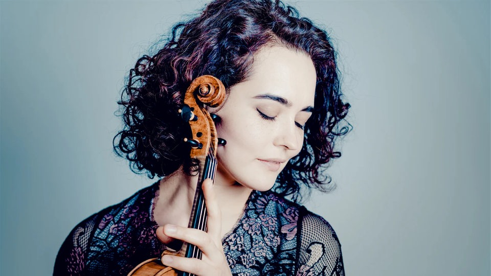 Die Geigerin Andrea Baeva mit ihrer Geige