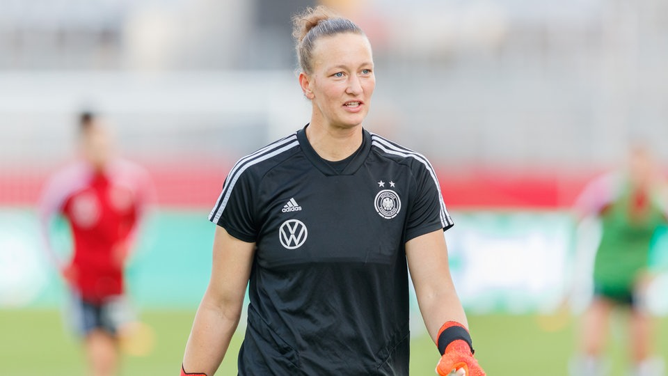 Almuth Schult als Keeperin im Spiel Deutschland gegen Israel im Jahe 2021