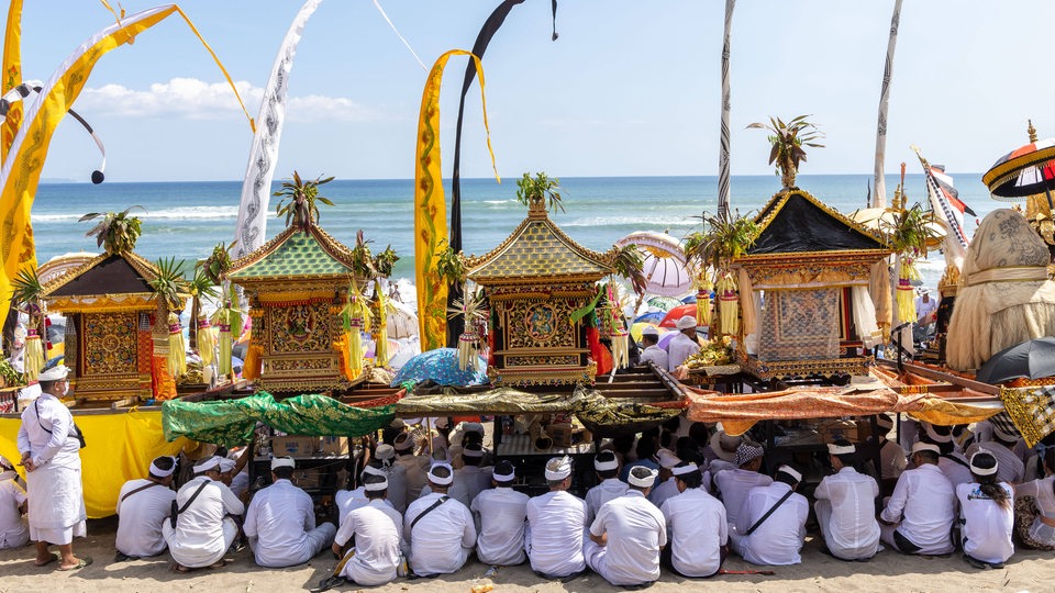 Reinigungszeremonie am Strand von Canggu/Bali