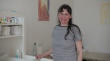 Andrea Lehmann steht vor einem Babybett