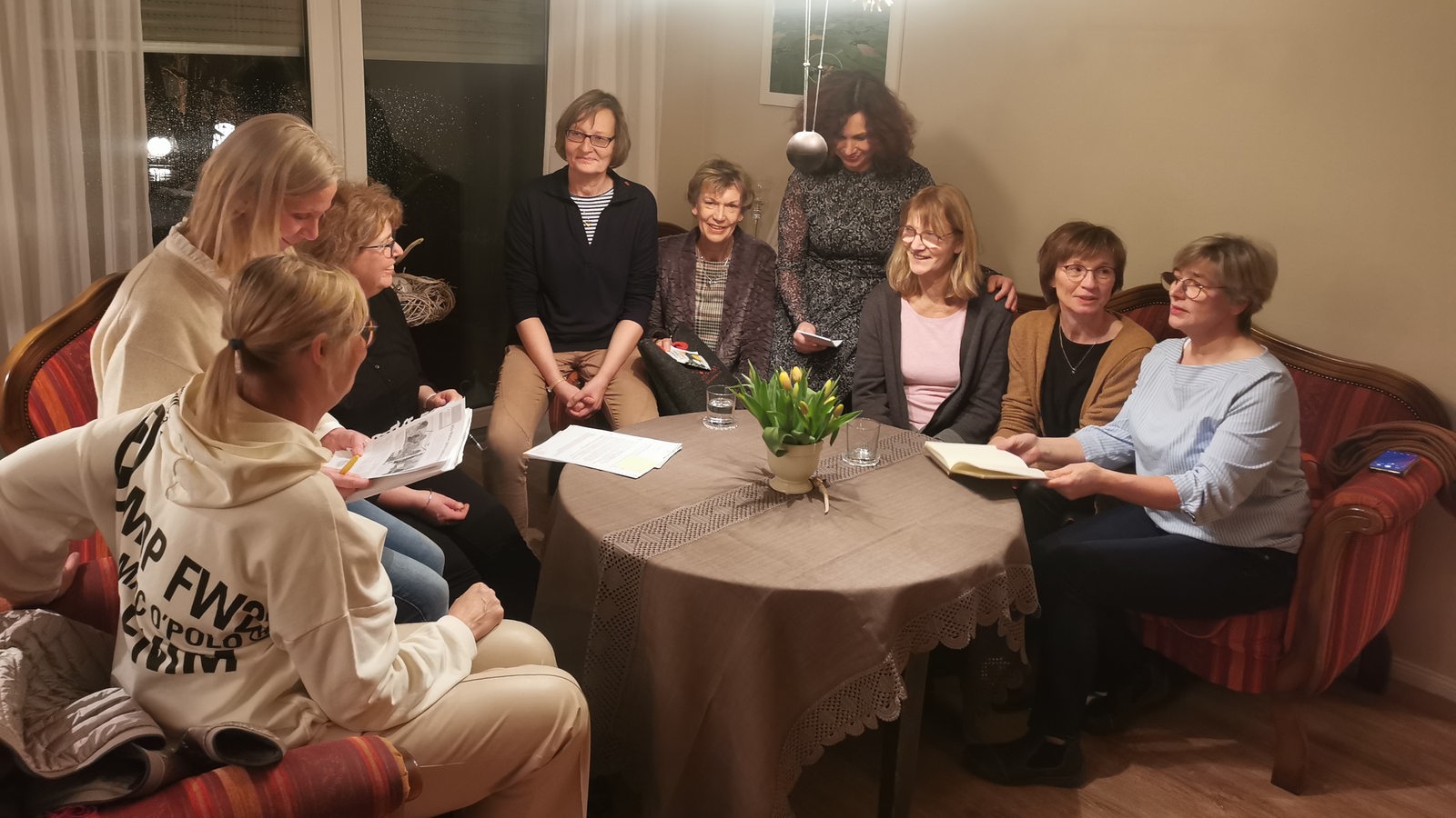eine Gruppe Frauen sitzt um einen runden Tisch