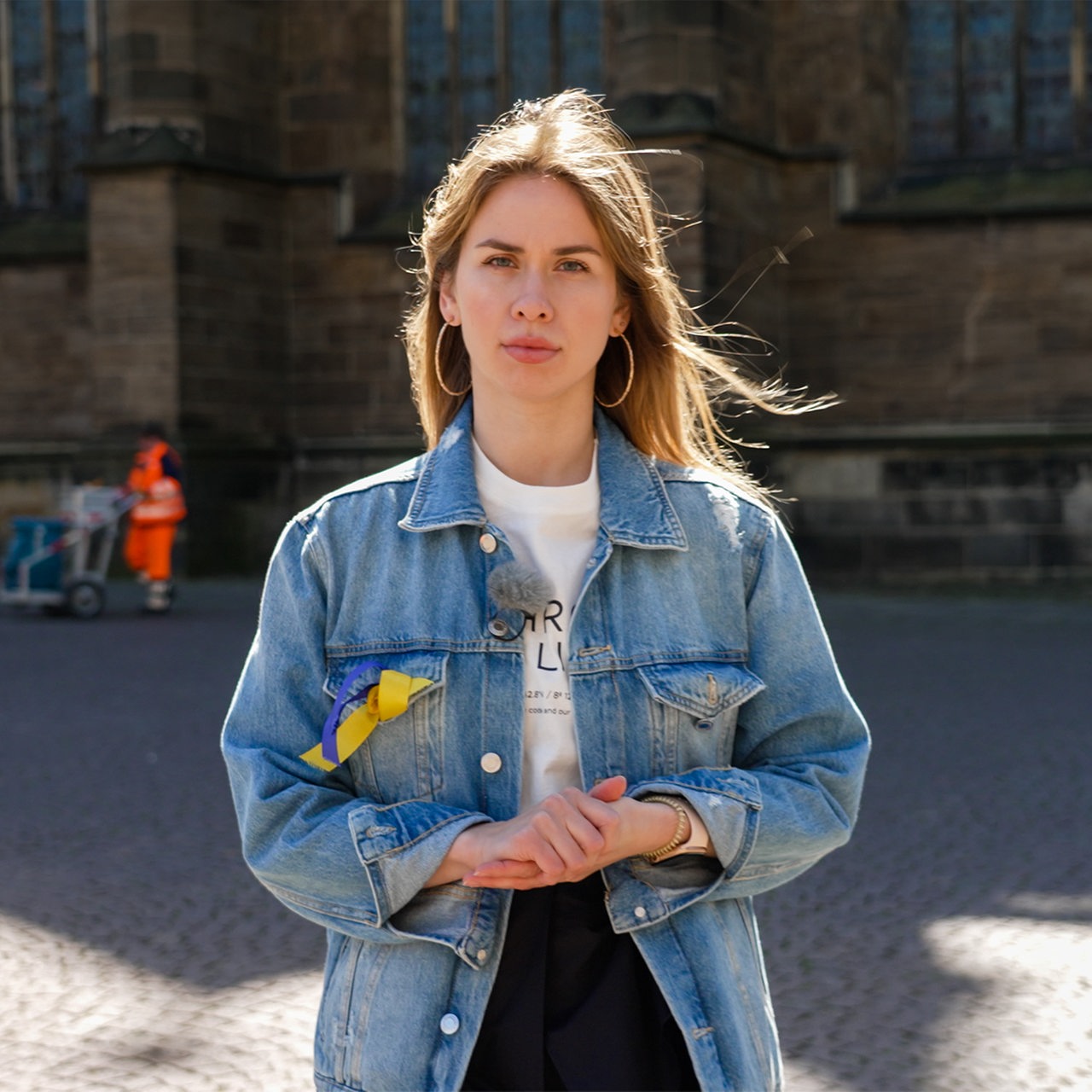 Journalistin Anna Chaika steht auf dem Bremer Marktplatz.