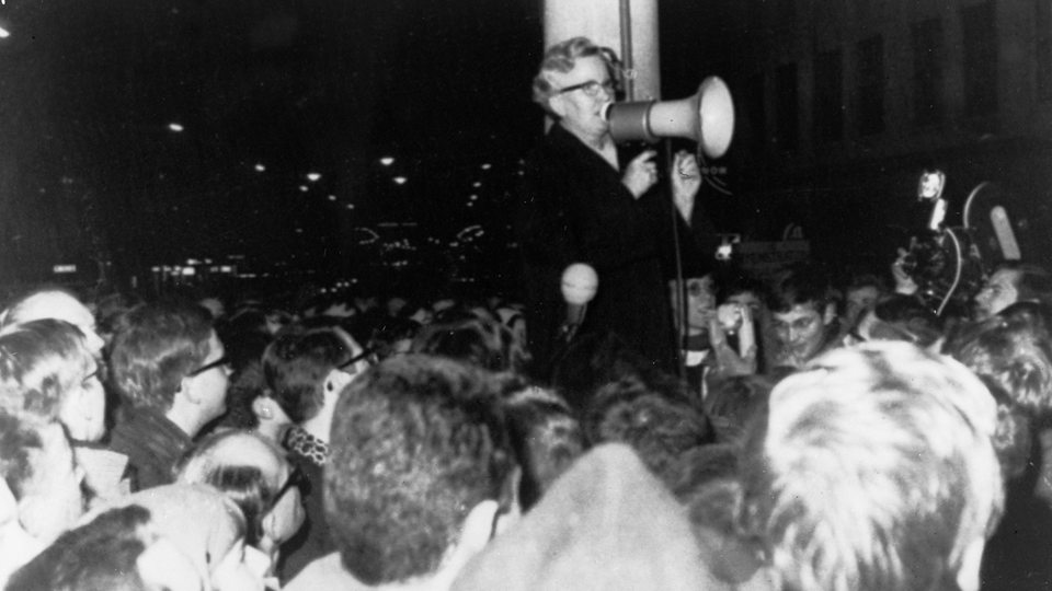 Annemarie Mevissen spricht durch ein Megafon zu demonstrierenden Schülern (1968)
