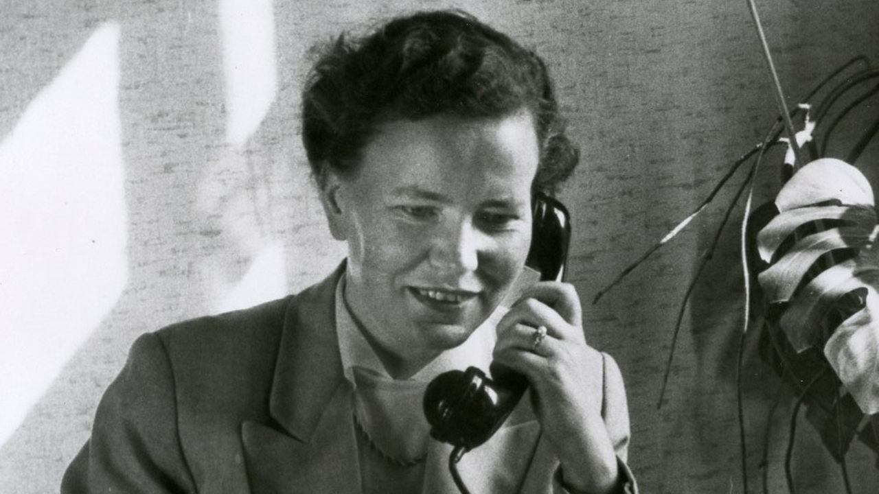 Annemarie Mevissen 1954 am Telefon (Archivbild)