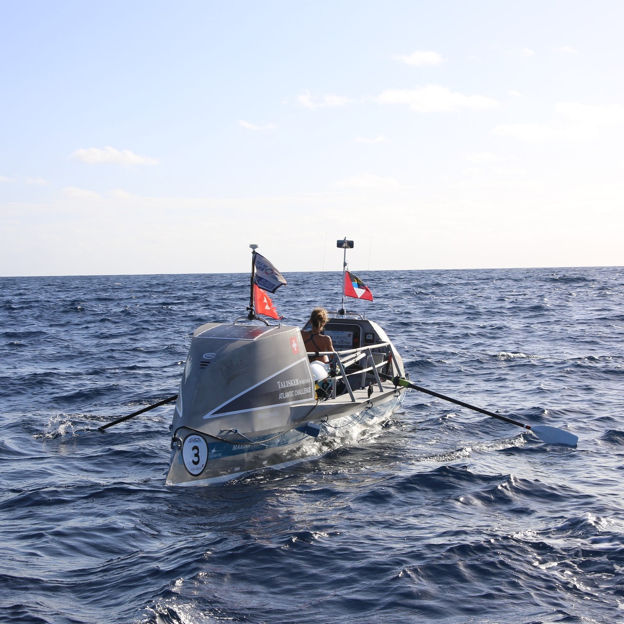 Gabi Schenkel rudert in ihrem Boot über den Atlantik