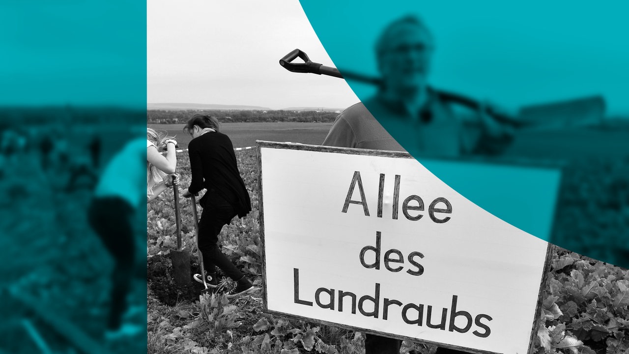 Grafik des Radiofeatures zum Thema "Landraub in Deutschland". Der Landwirt Jochen Fritz hält am 08.09.2017 in Sömmerda (Thüringen) ein Schild mit der Aufschrift „Allee