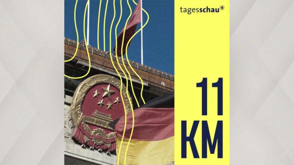 11 Km Podcast: Die Flagge der Bundesrepublik Deutschland weht am 29.10.2015 in Peking vor dem Enblem von China an der Ostseite der Halle des Volkes.