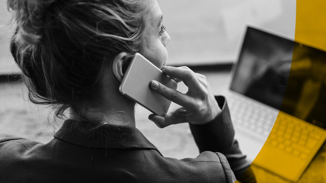 Keyvisual des ARD Radiofeatures "Abgehört und überwacht", ein Frau am Mobiltelefon