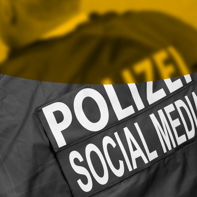 SocialMedia-Polizist in Kassel, bedient ein Tablet (iPad) auf dem Bahnhofsvorplatz des Kulturbahnhofes. 