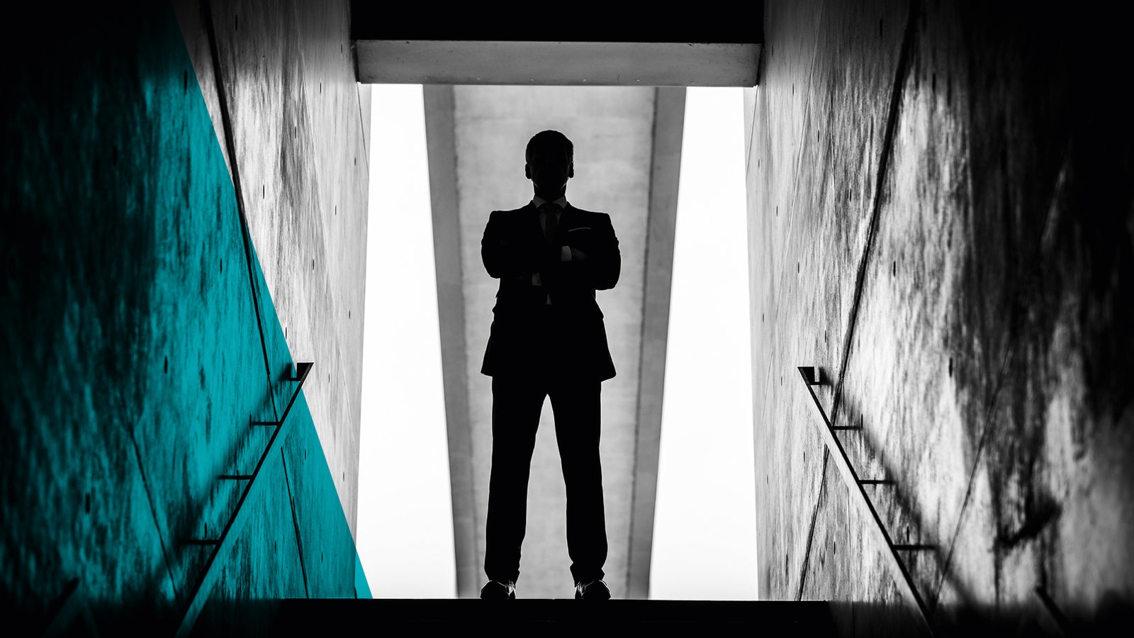 Keyvisual des ARD Radiofeatures "Frauenhass", die schwarze Silhouette eines Mannes oberhalb einer Treppe.