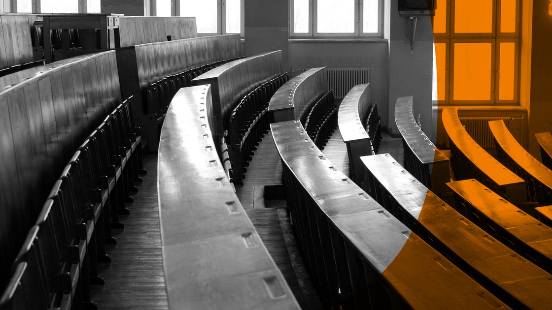 Leere Hörerbänke im grossen Mathematik-Hörsaal der TU Dresden