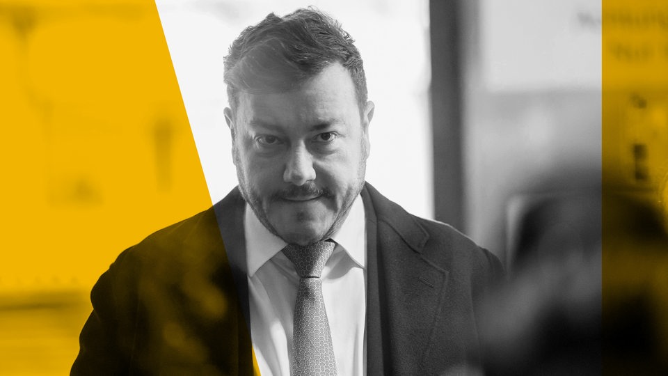 Rene Benko, durch die Glasscheibe der Sicherheitsschleuse im Landesgericht Innsbruch