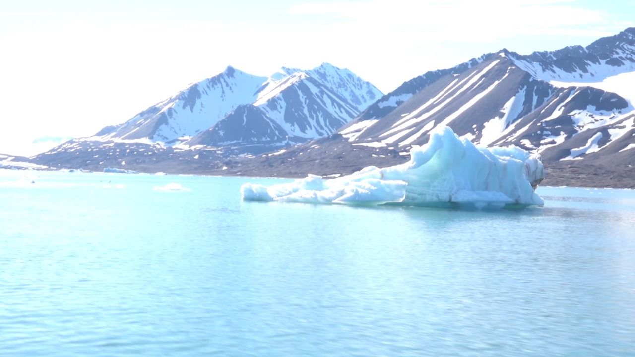 Ein Eisberg im Polarmeer der Arktis.