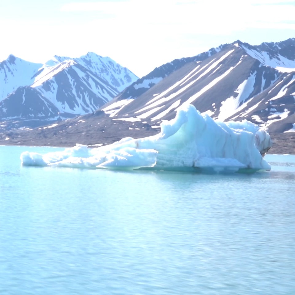 Ein Eisberg im Polarmeer der Arktis.