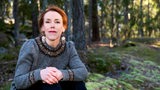 Eine Frau sitzt in einem Wald