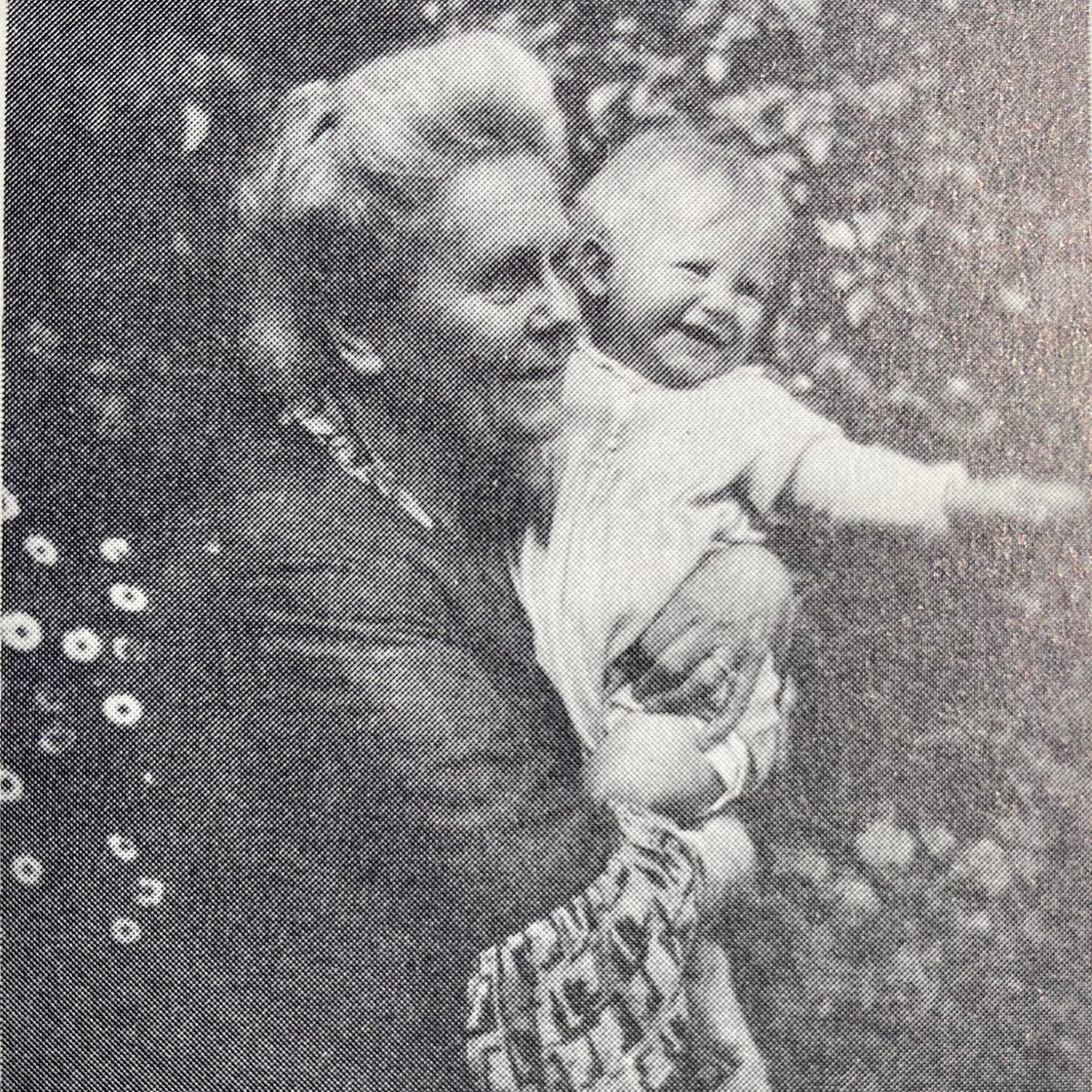 Auguste Kirchhoff und eines ihrer Enkelkinder