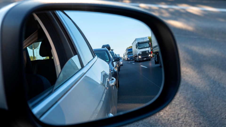 Blick im Spiegel auf volle Autobahn