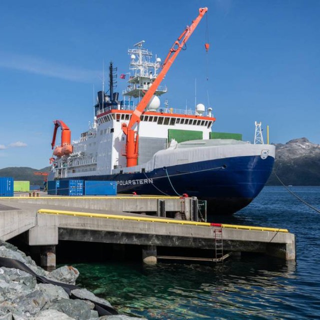 3. August: Ein neuer Start - Die "Polarstern" liegt in Spitzbergen am Ufer