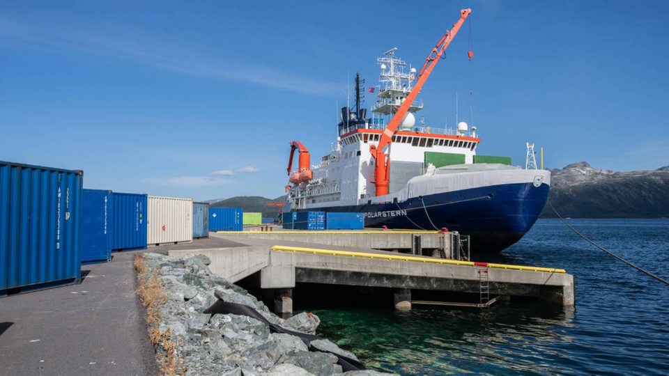 3. August: Ein neuer Start - Die "Polarstern" liegt in Spitzbergen am Ufer