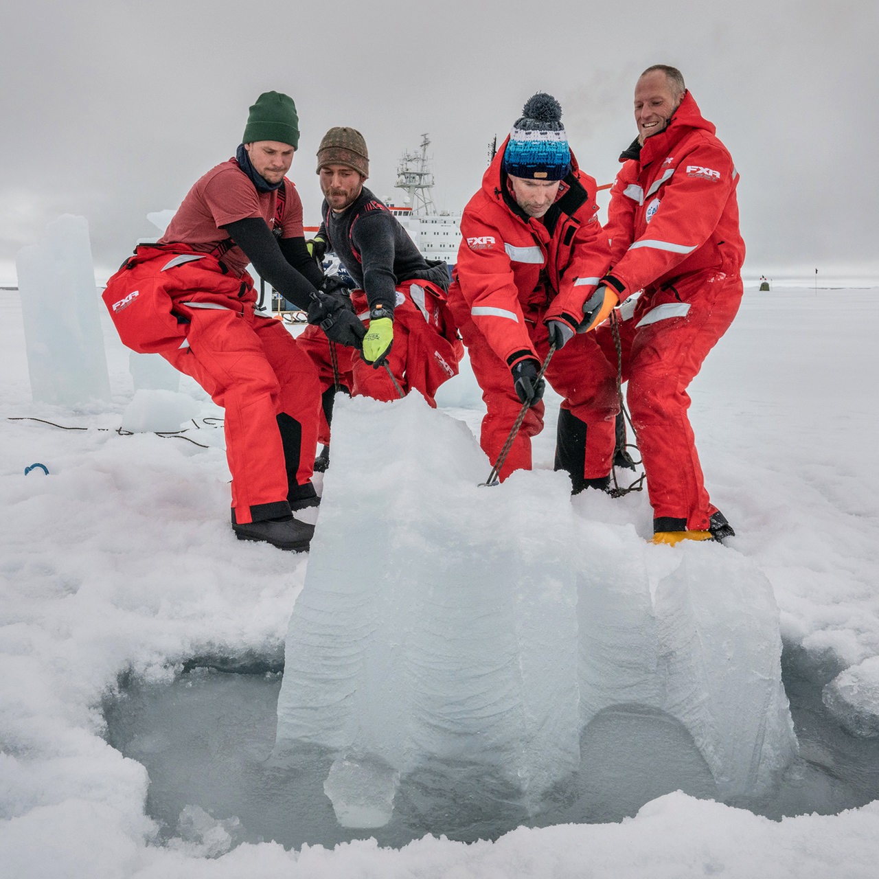 Ein Eisloch wird von der Crew der Polarstern gebohrt, um Messungen im Eis zu machen.