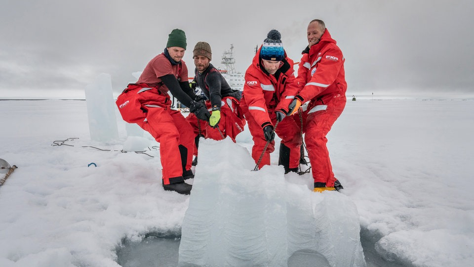 Ein Eisloch wird von der Crew der Polarstern gebohrt, um Messungen im Eis zu machen.