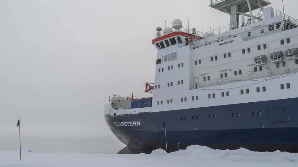 24.8.: Die "Polarstern" liegt an der Stelle der vierten Eisstation