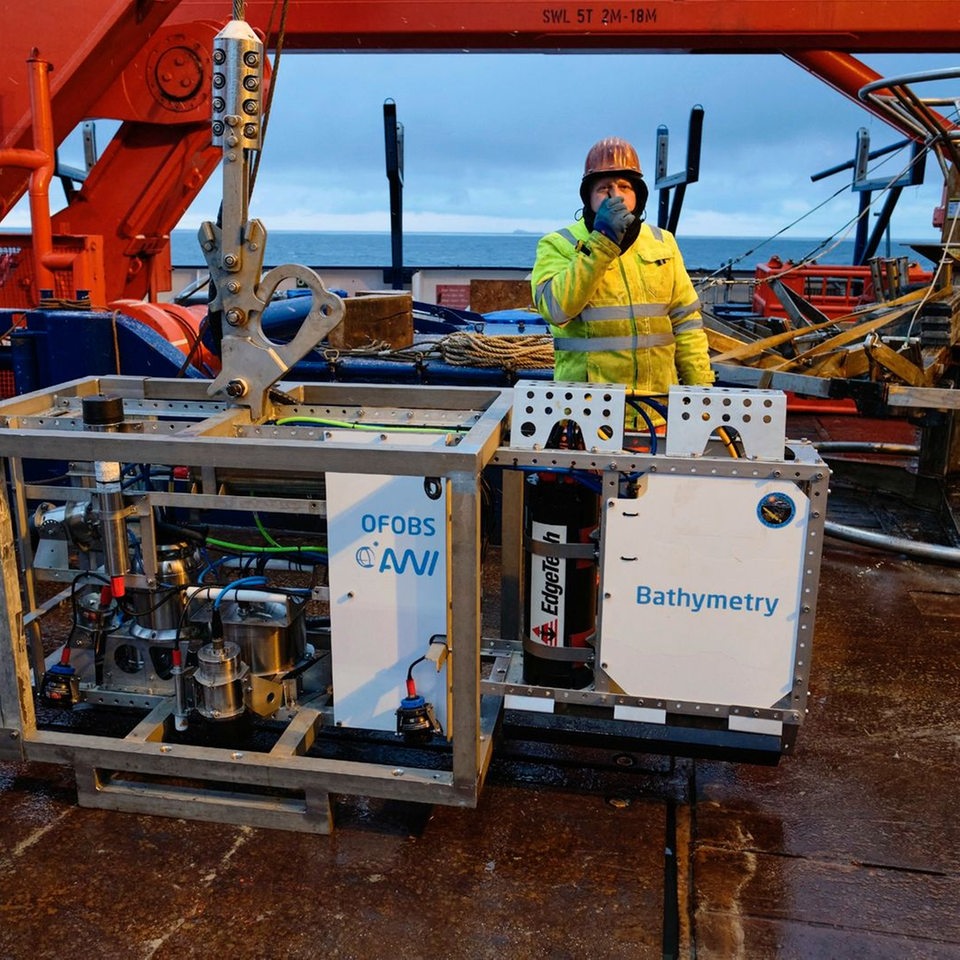 Das Ocean Floor Observation and Bahtymetry System (OFOBS) wird von Polarsterns A-Frame aus ausgesetzt