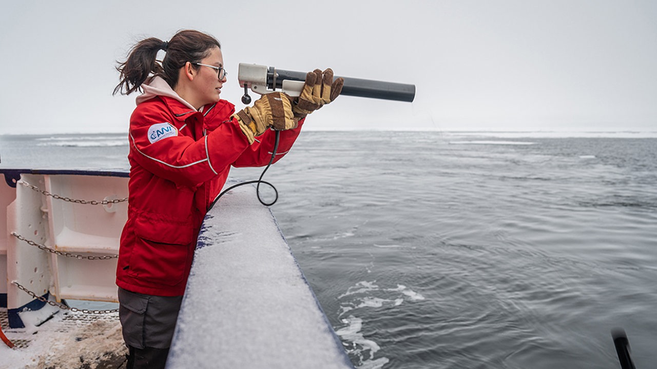 Eine Ozeanographin auf der Polarstern setzt ein Gerät zur Messung von Temperatur und Salzgehalt im oberen Ozean ein.