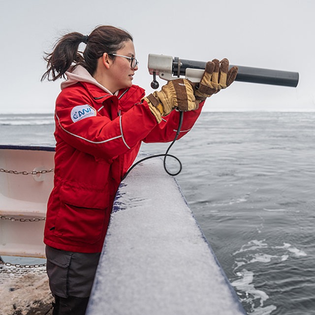 Eine Ozeanographin auf der Polarstern setzt ein Gerät zur Messung von Temperatur und Salzgehalt im oberen Ozean ein.