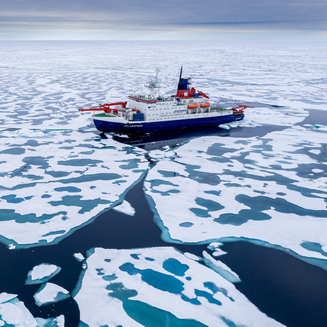 Die Polarstern fährt durch schwindendes arktisches Meereis.