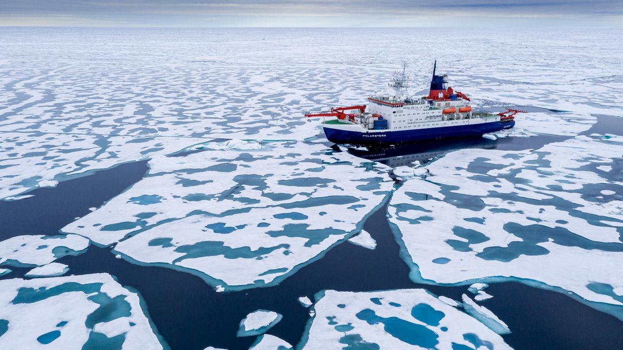 Die Polarstern fährt durch schwindendes arktisches Meereis.