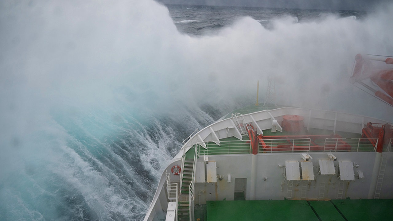 Die Polarstern gerät im Europäischen Nordmeer in einen heftigen Sturm.