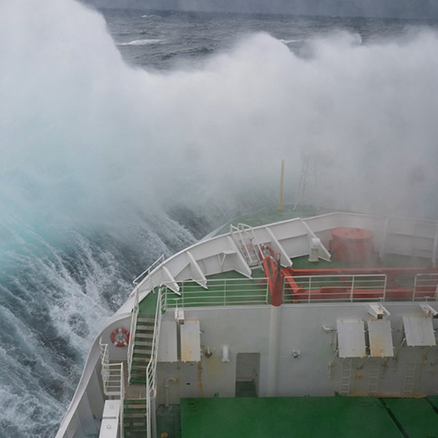 Die Polarstern gerät im Europäischen Nordmeer in einen heftigen Sturm.