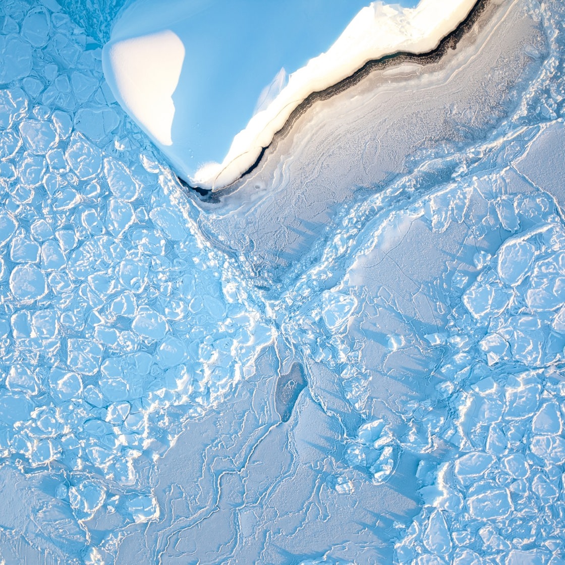 Ein Eisberg treibt im Wedellmeer durch Pfannkucheneis.