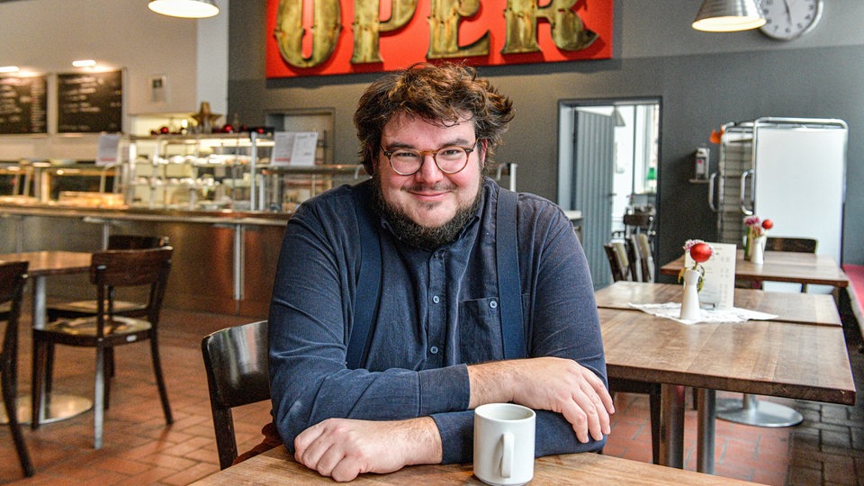 Poträt von Axel Ranisch im Café der komischen Oper.