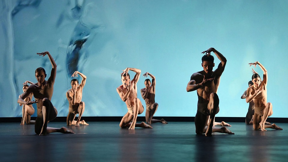 Tänzerinnen und Tänzer auf der Bühne im Stück "Die vier Jahreszeiten"