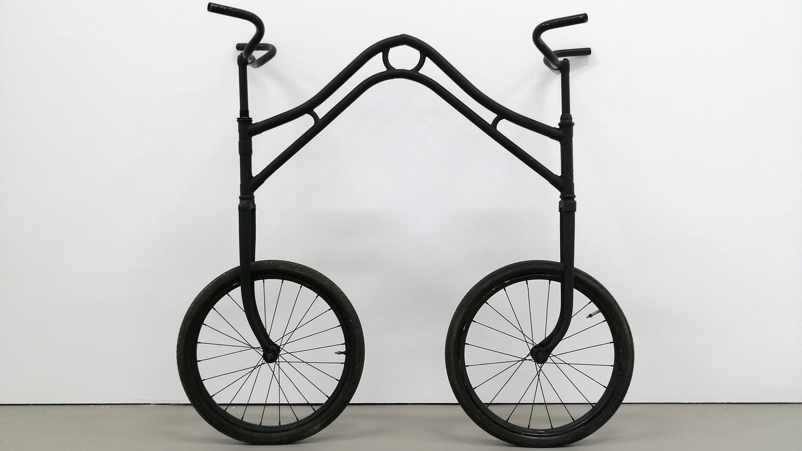Installation Wolfgang Zach, Zweirad, Fahrradkonstruktion schwarz lackiert