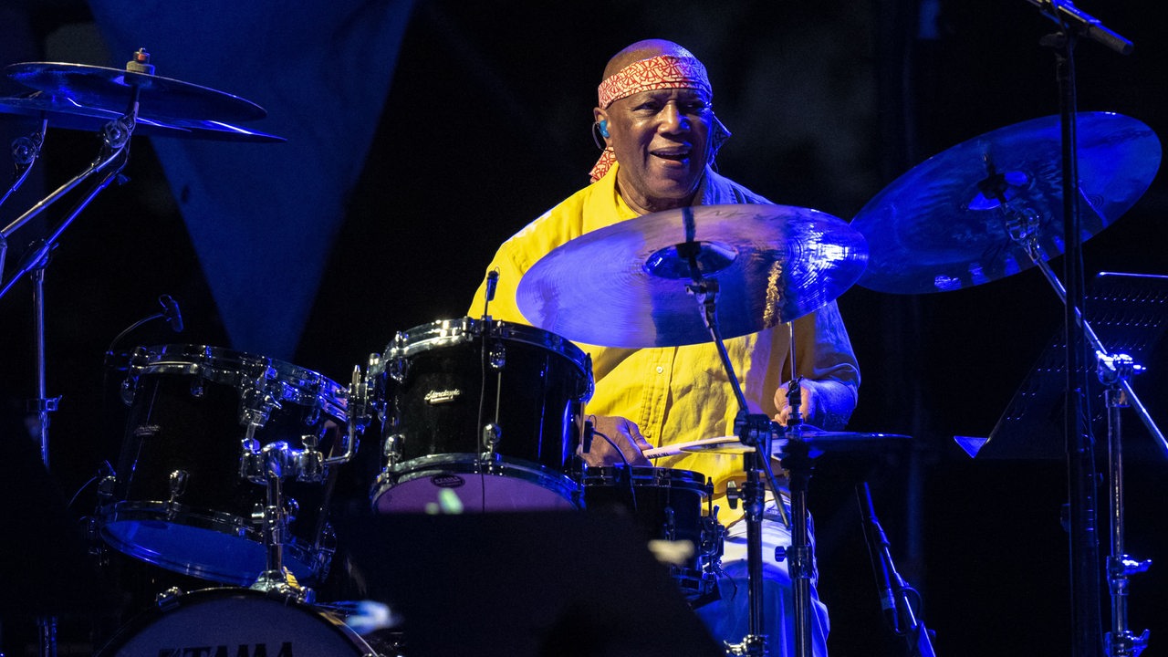 Billy Cobham am Schlagzeug auf der Bühne