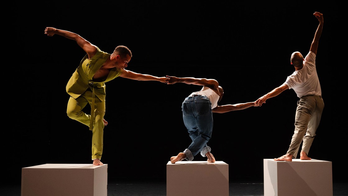 Drei Tänzer:innen des Ensembles "Of Curious Nature" bei einer Choreographie des Stücks "Endtropy" in der Bremer Schwankhalle 