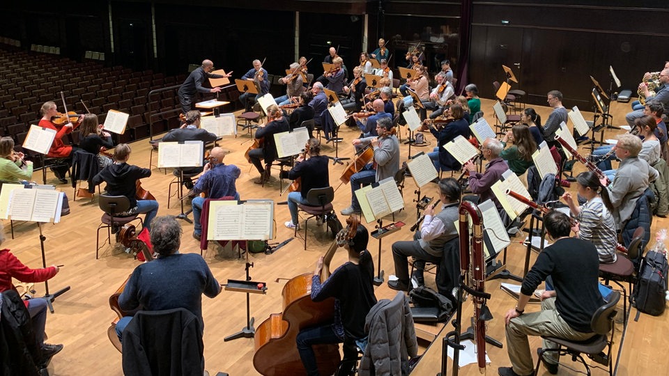 Die Bremer Philharmoniker auf der Bühne des Konzerthauses Glocke in Bremen.