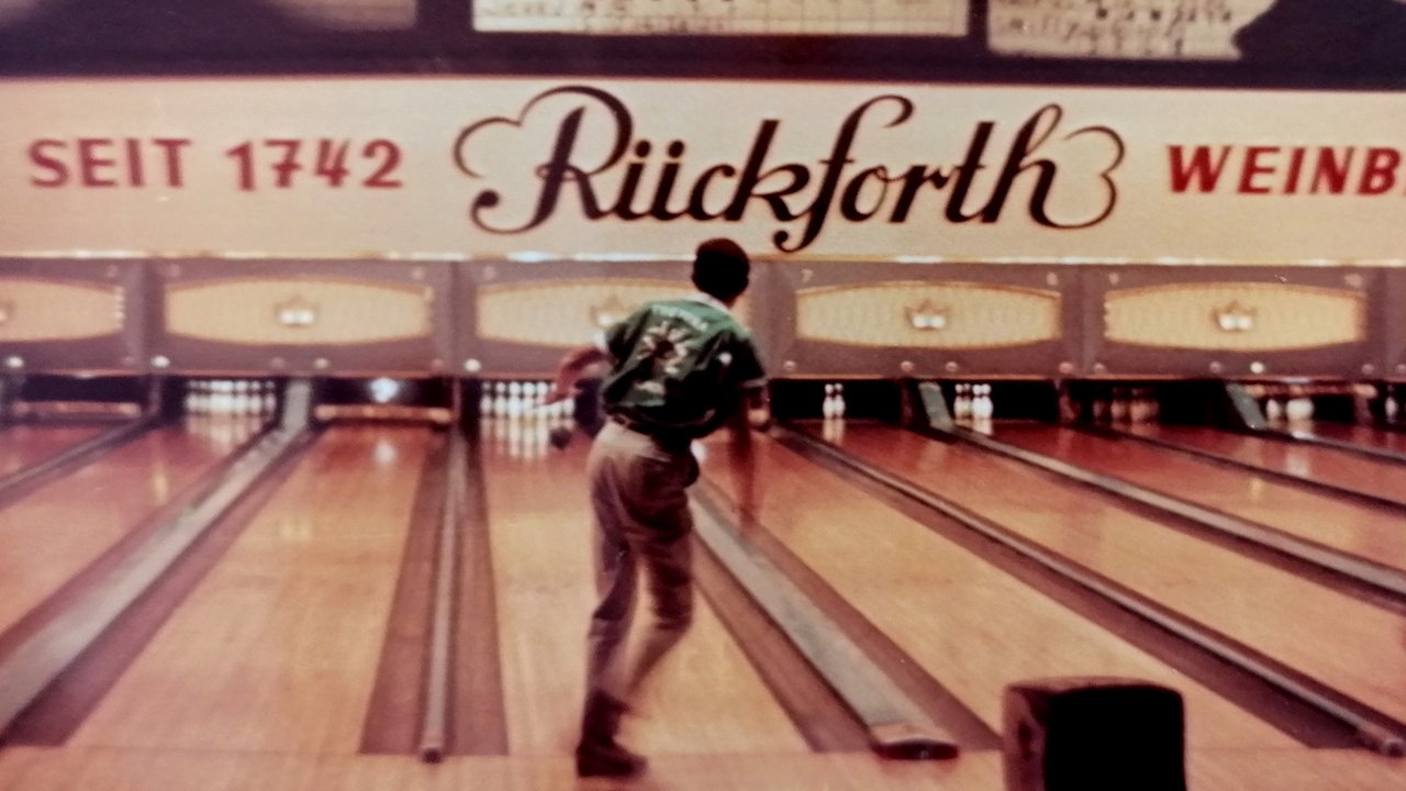 ein Mann an einer Bowlingbahn (historisches BIld)