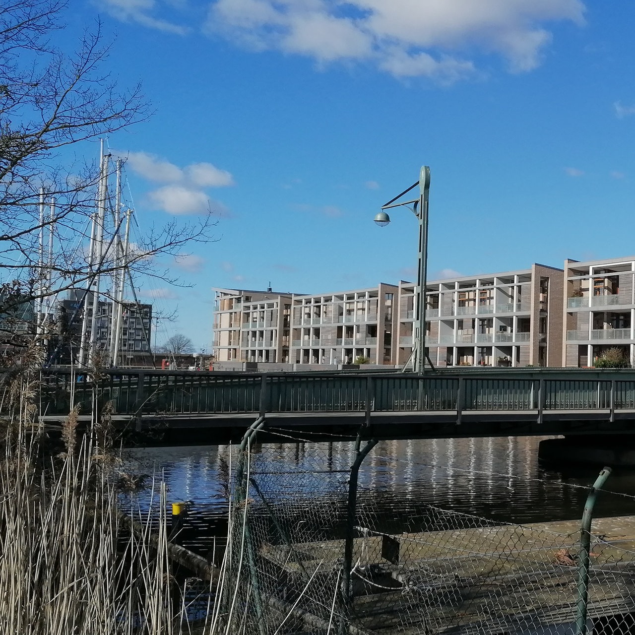 eine Stahlbrücke über einen Kanal