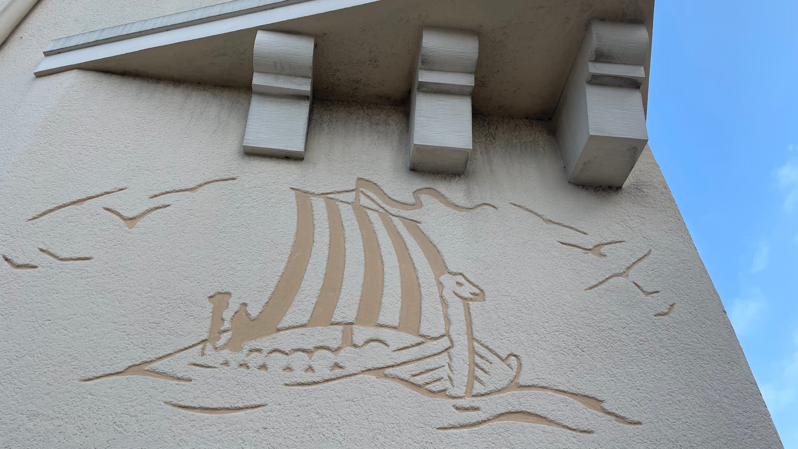 stilisiertes Wikingerschiff auf einer Hauswand