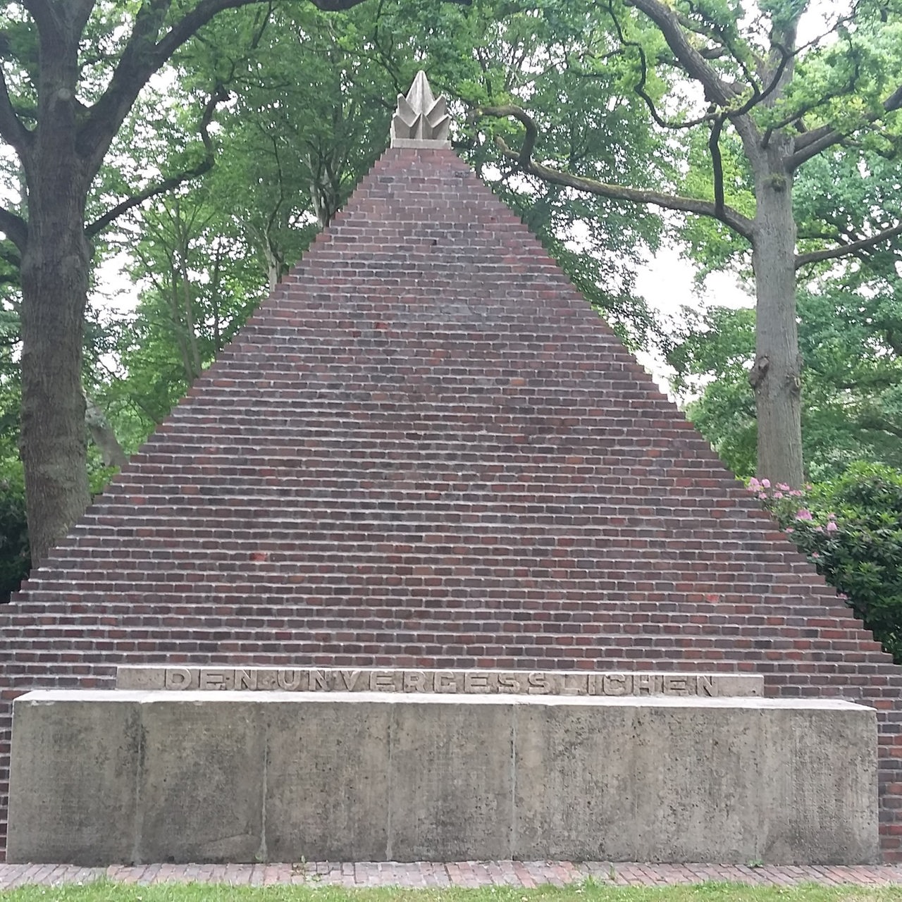 eine Pyramide aus ZIegelsteinen