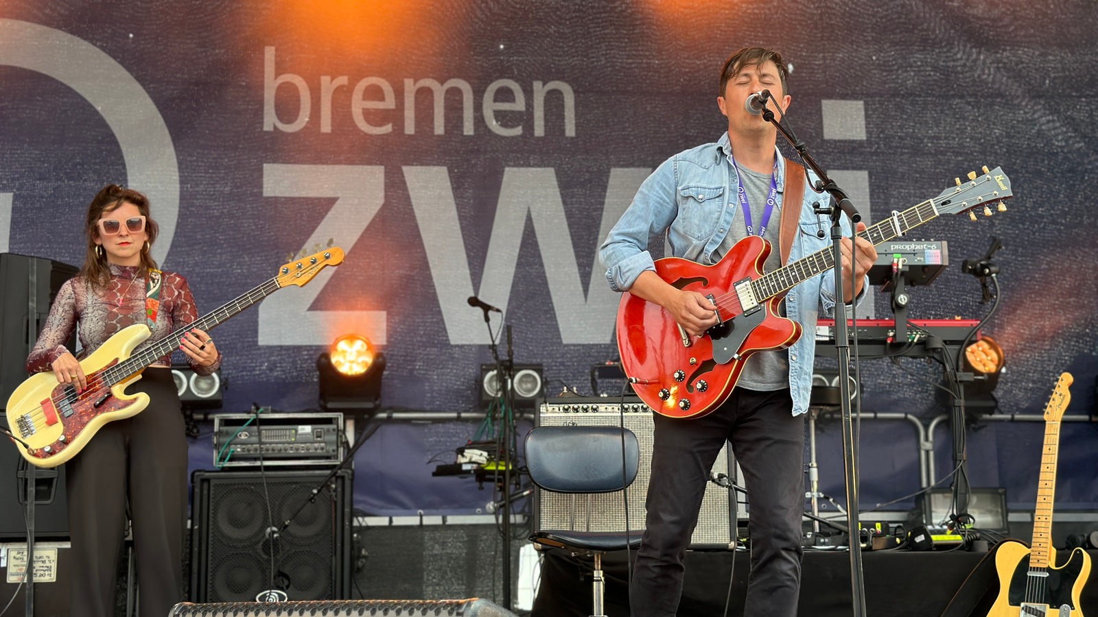 Jaimi Faulkner steht mit E-Gitarre am Mikrophon und singt auf der Radio-Bremen-Bühne am Sonntag zur Breminale