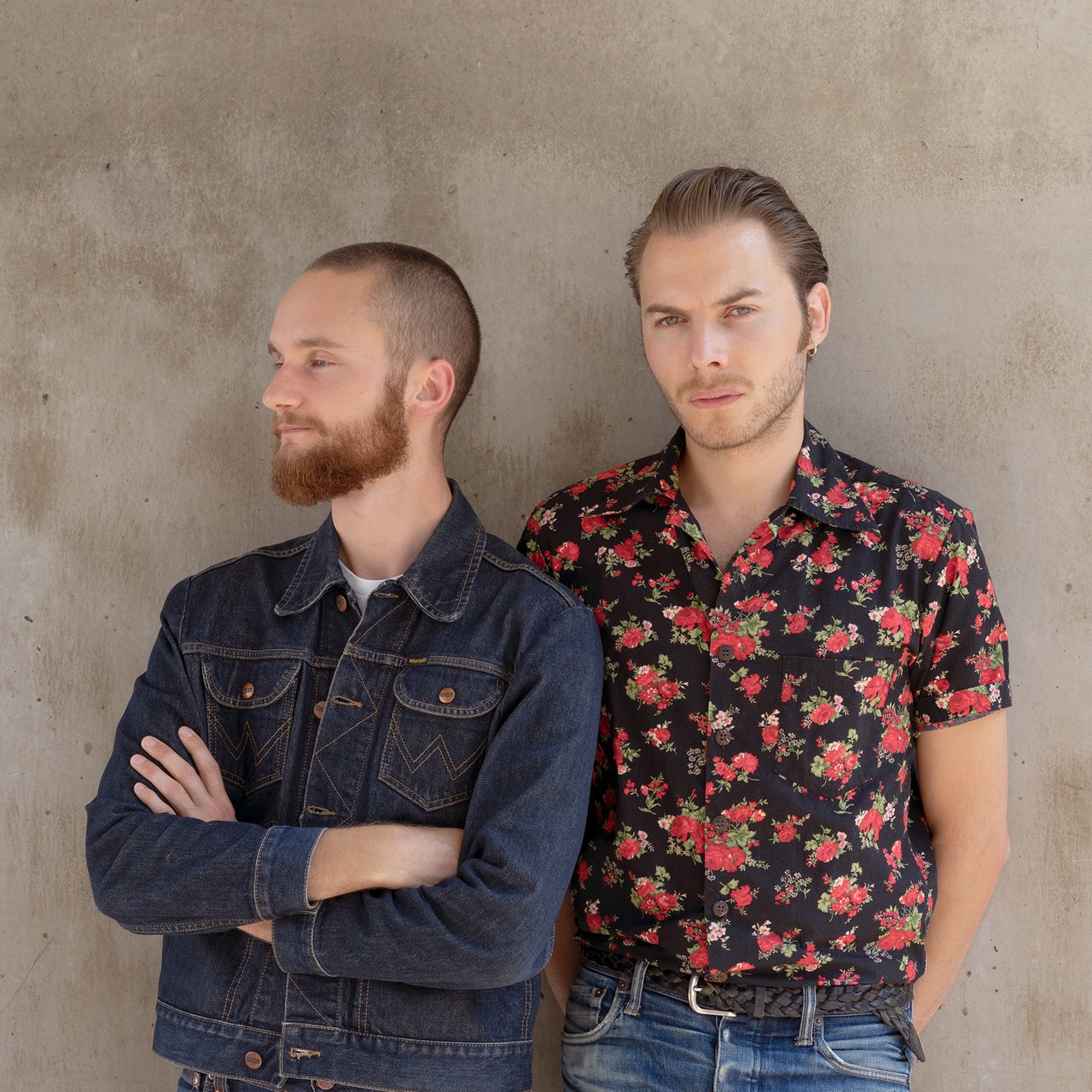 Zwei jungen Männer der Band BRTHR stehen an einer Wand.