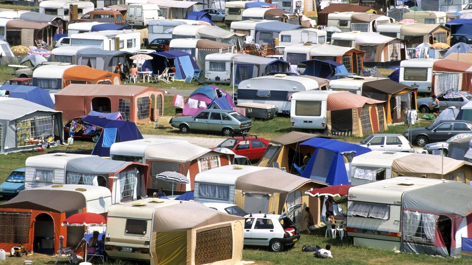 Viele Wohnwagen auf einem Campingplatz.
