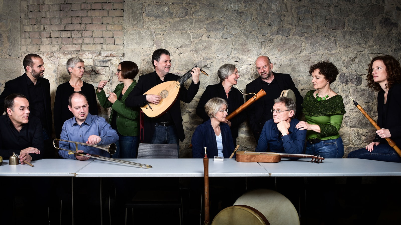 Das Ensemble "Capella de la Torre" sitzt mit seinen Instrumenten am Tisch.
